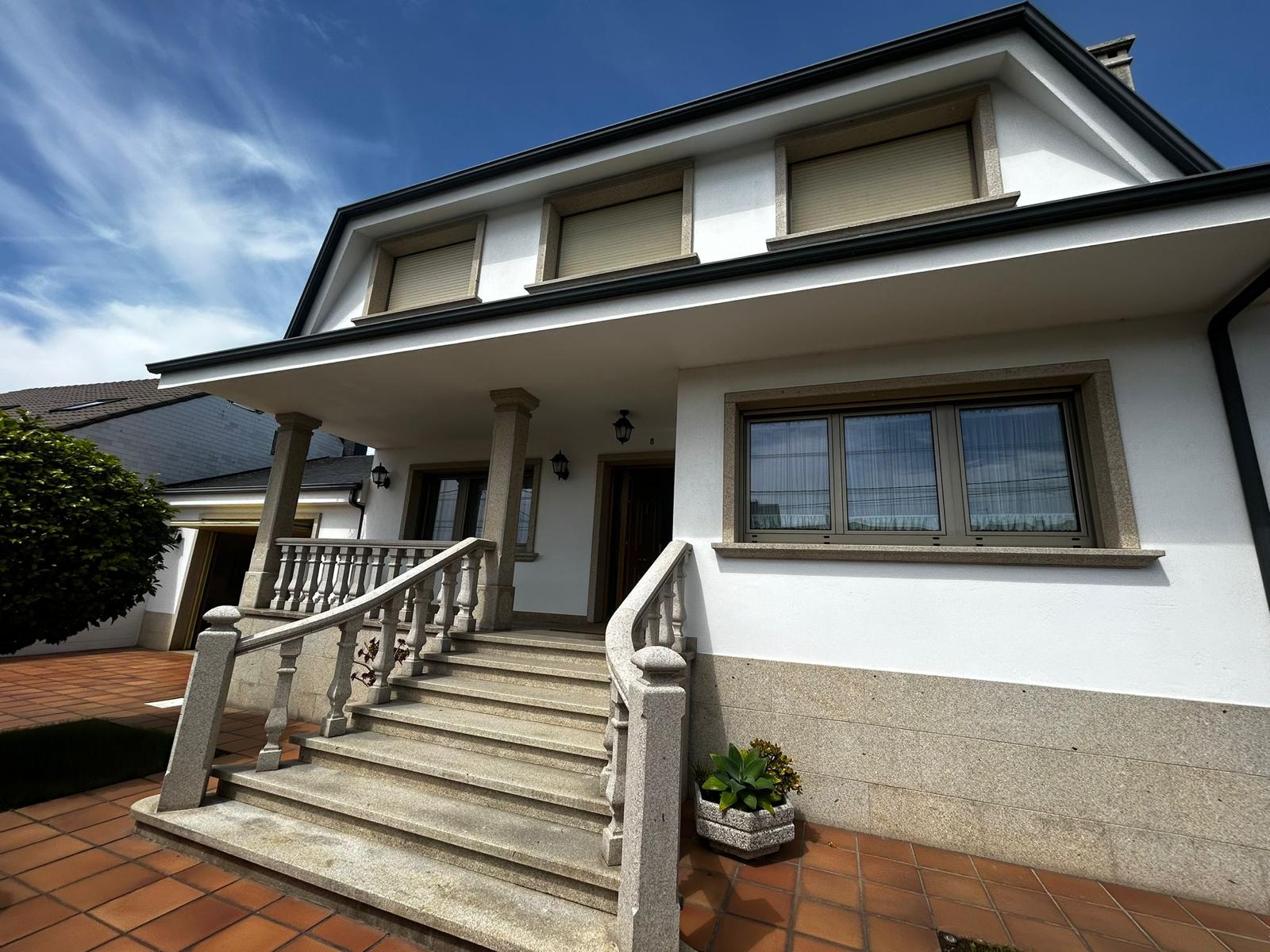 EXCLUSIVO CHALET CON VISTAS AL MAR EN AGUIÑO: UN HOGAR DE ENSUEÑO A UN PASO DE LA PLAYA