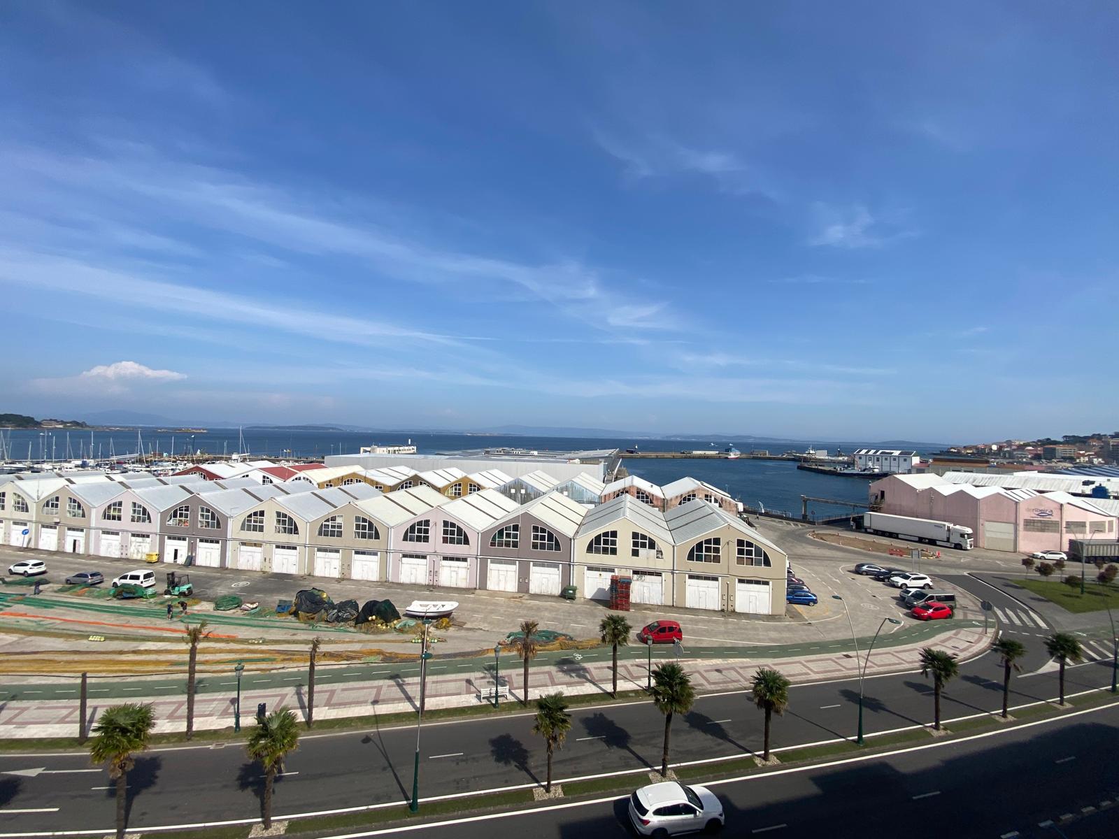 PISO TURÍSTICO EN RIBEIRA – PLAYA DE COROSO – VISTAS AL MAR – 3 HABITACIONES – GARAJE