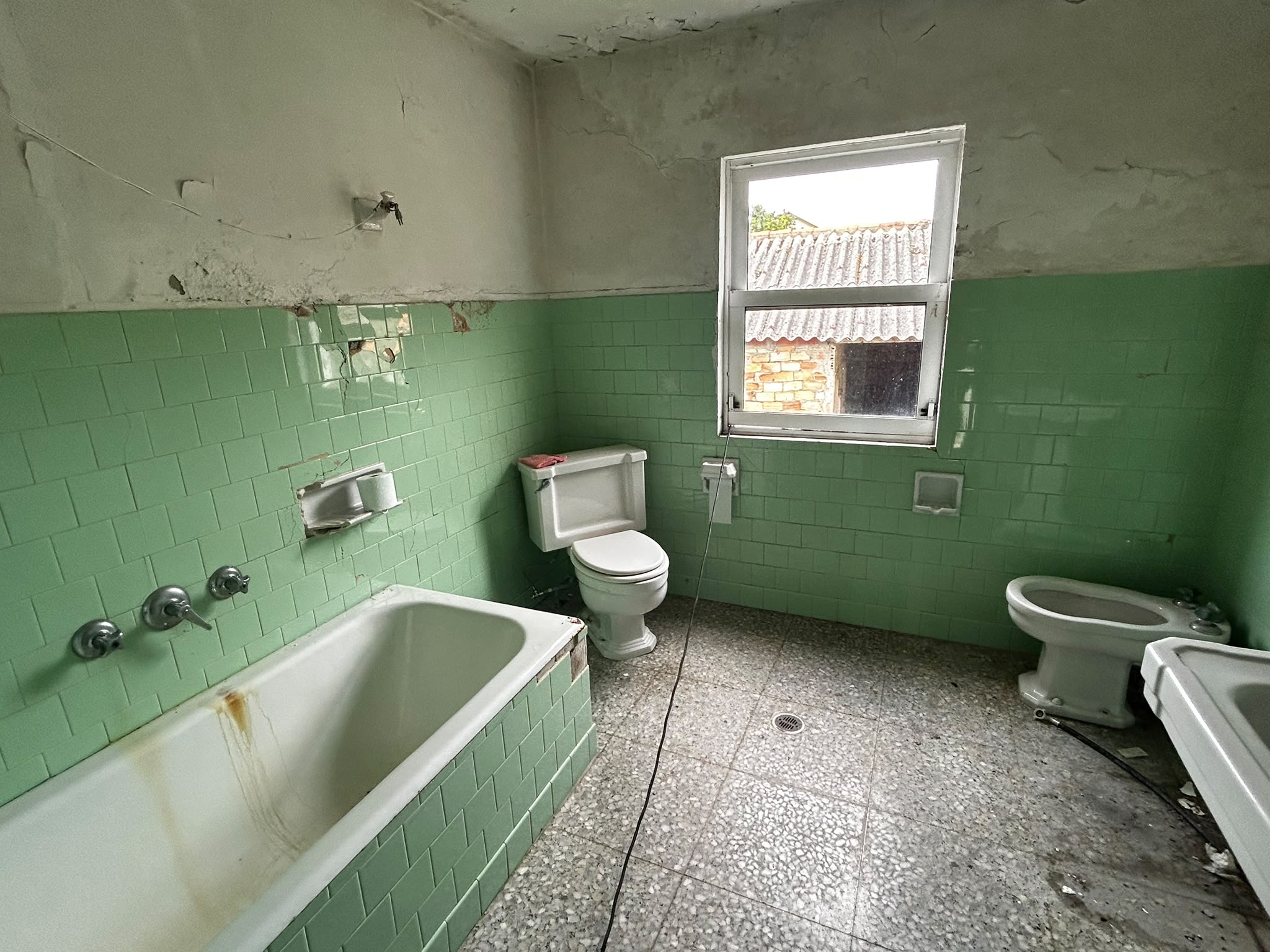 CASA TRADICIONAL GALLEGA CON FINCA DE 1.700 M² Y ALMACÉN DE 250 M² EN XUÑO – PORTO DO SON