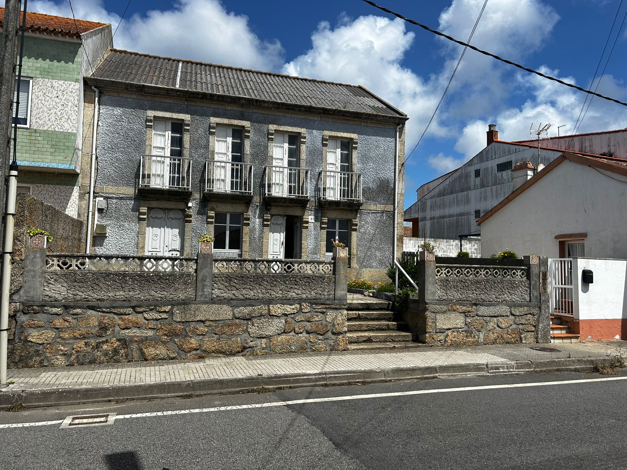 CASA DE PIEDRA DE TRES PLANTAS CON VISTAS AL MAR EN CASTIÑEIRAS – JUNTO A LA PLAYA