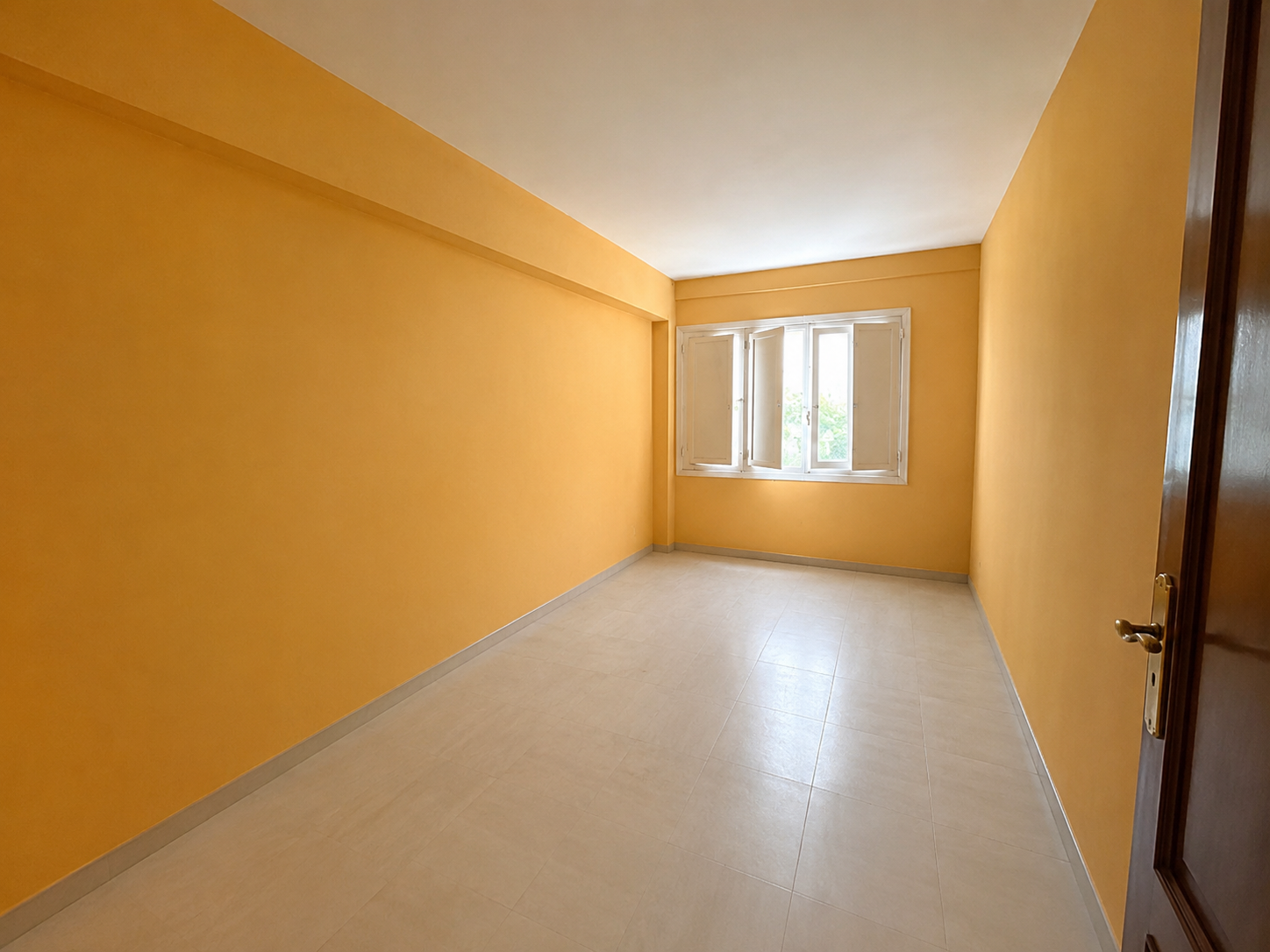 ¡OPORTUNIDAD EN RIBEIRA! APARTAMENTO PARA REFORMAR CON PATIO A 5 MINUTOS DEL AYUNTAMIENTO