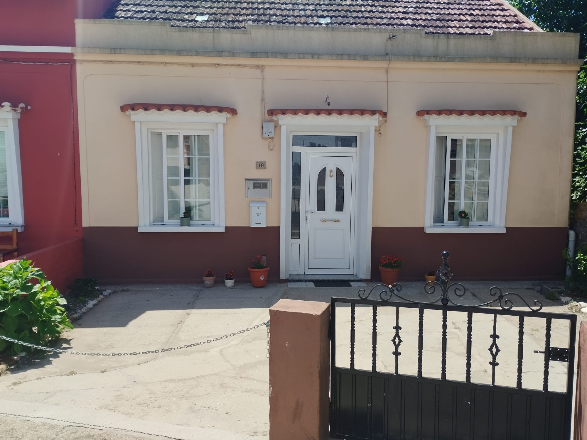 CASA DE 255 M² CON JARDÍN DE 100 M² Y GRAN POTENCIAL EN CASTIÑEIRAS, RIBEIRA